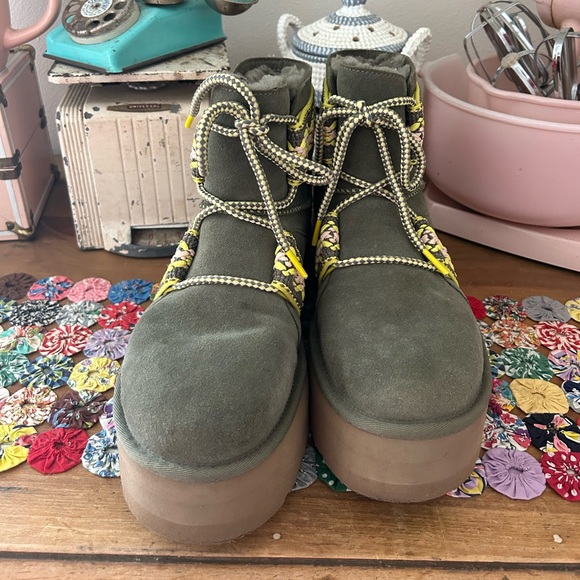 Classic Mini II Braid Platform Ugg - Picture 2 of 9